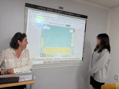 <p><br><span style="font-size: 24px; font-family: Helvetica;"><strong>모니카 영어 (Monica English)</strong></span></p><p><span style="font-size: 36px; font-family: Helvetica;"><strong>원어민 선생님과 함께하는 진짜 영어 경험!</strong></span></p>
